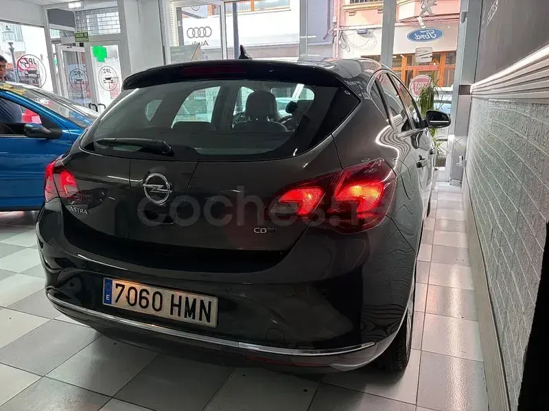 Usado Opel Astra Excellence 130 CV (95 kW) 2013 Gris / plata Berlina