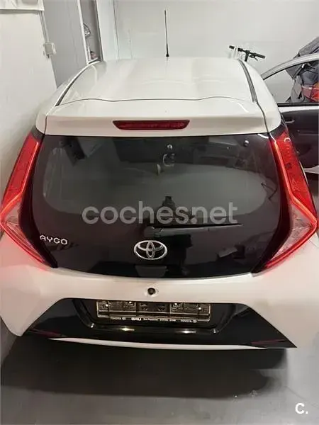 Usado Toyota Aygo x-style 72 CV (52 kW) 2020 Blanco Utilitario