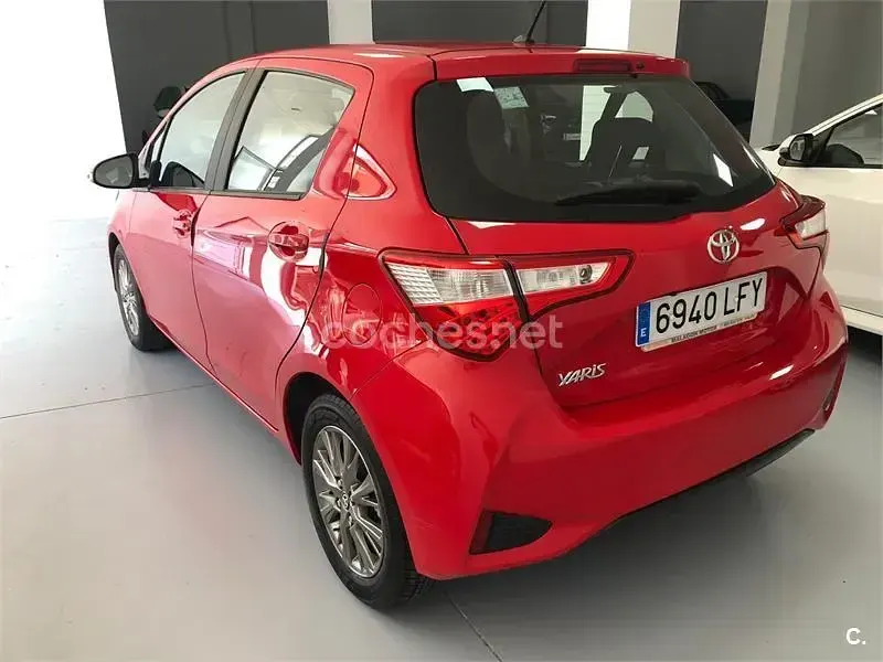 Usado Toyota Yaris Active 69 CV (50 kW) 2020 Rojo Berlina