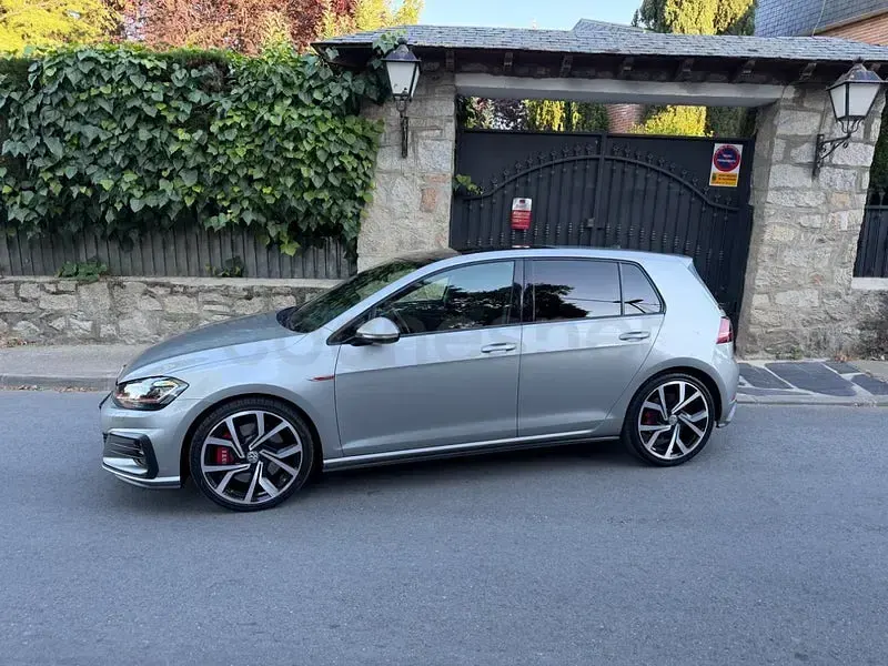 Usado VW Golf VIII GTI 245 CV (180 kW) 2020 Gris / plata Berlina