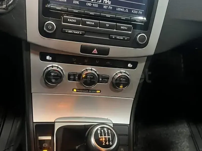 Usado VW Passat Advance 105 CV (77 kW) 2012 Negro Familiar