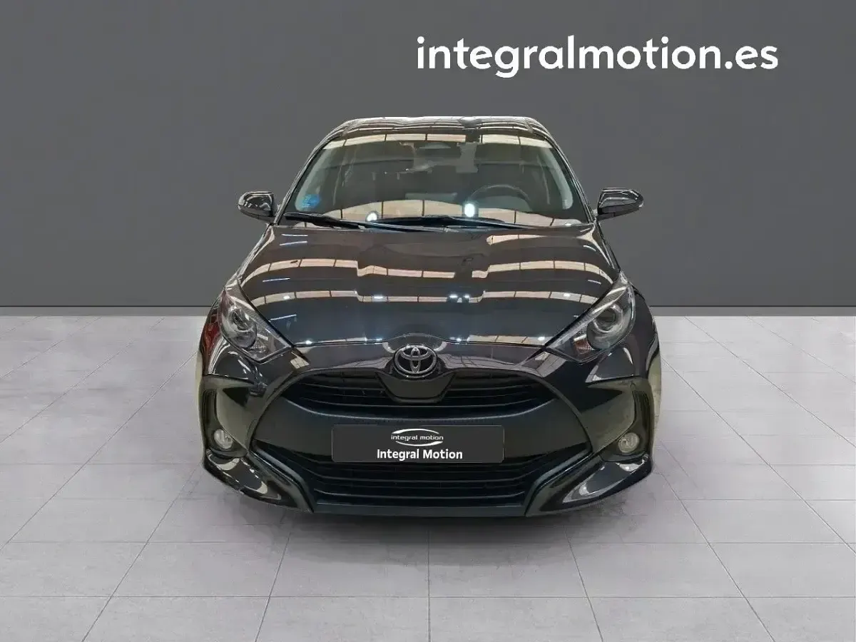 Usado Toyota Yaris Hybrid Active 116 CV (85 kW) 2025 Negro Berlina