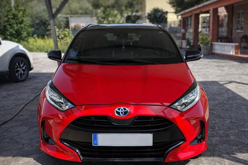 Usado Toyota Yaris Hybrid Edition 116 CV (85 kW) 2020 Rojo