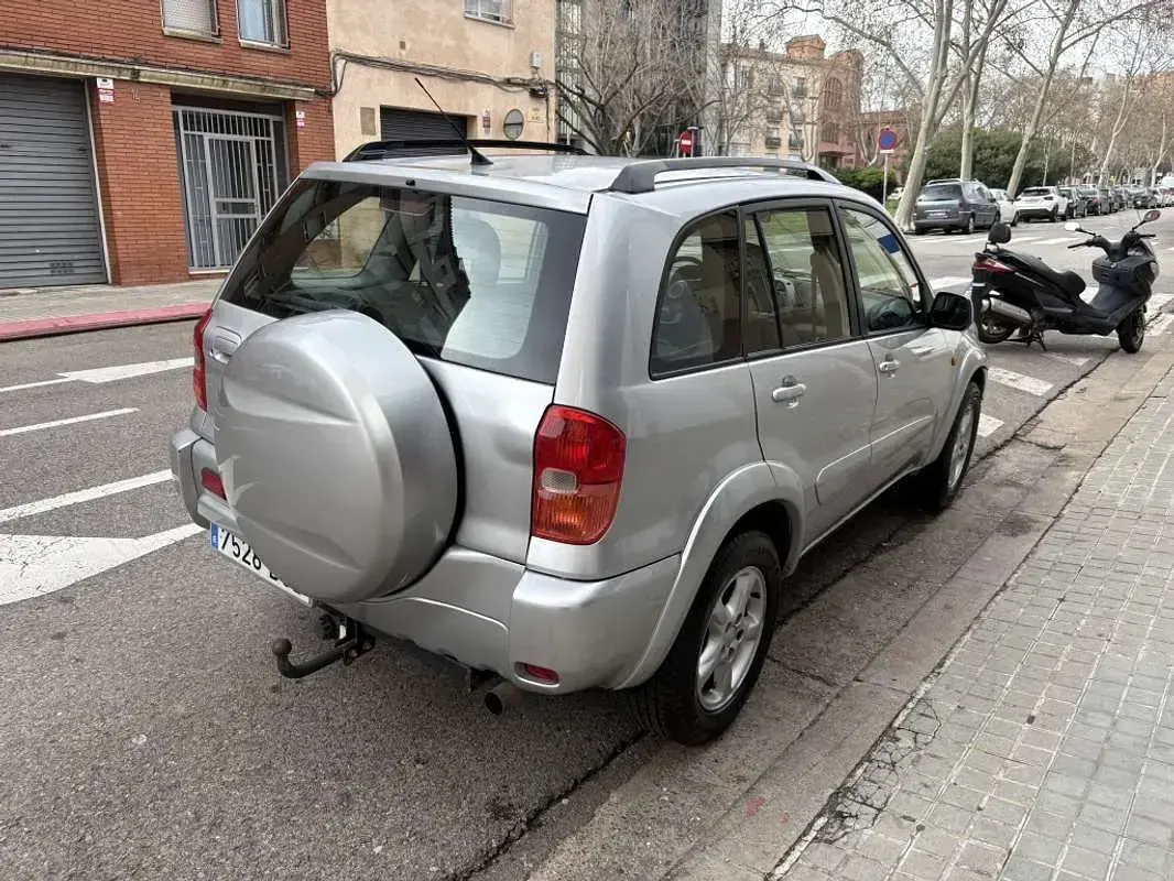 Usado Toyota RAV4 Sol 150 CV (110 kW) 2002 Gris / plata SUV