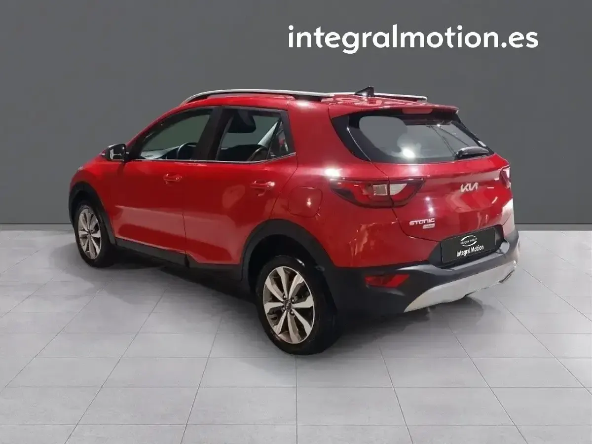 Usado Kia Stonic 100 CV (73 kW) 2024 Rojo SUV