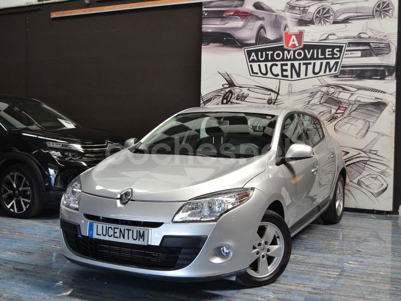 Gris / plata Usado 2011 Renault Mégane III Dynamique Berlina | 7900 € (Precio justo) - Imagen 1/4