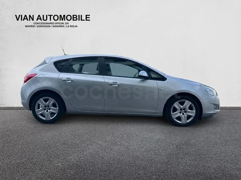Usado Opel Astra Enjoy 95 CV (69 kW) 2012 Gris / plata Berlina