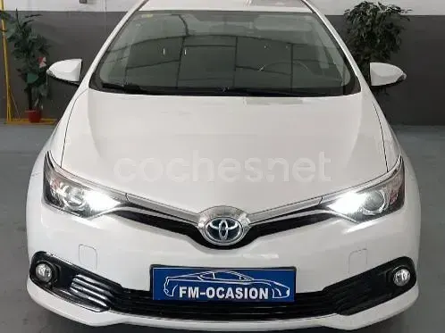 Usado Toyota Auris Hybrid Business Edition 136 CV (100 kW) 2018 Blanco Berlina