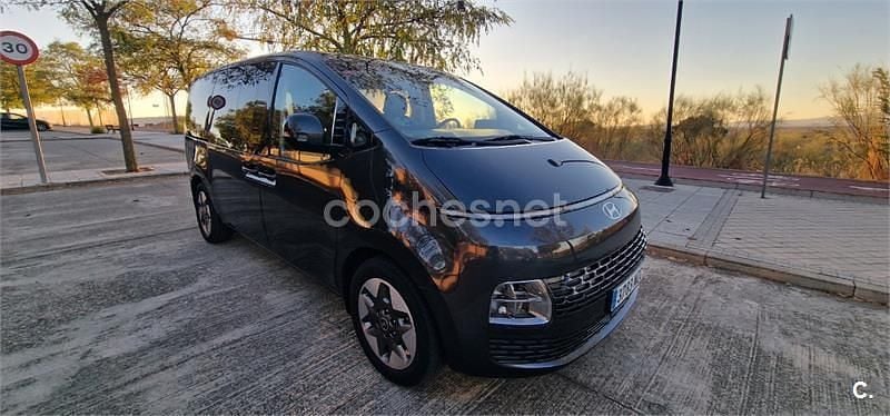 Gris / plata Usado 2025 Hyundai Staria Monovolumen | 38.900 € (Buen precio) - Imagen 1/4