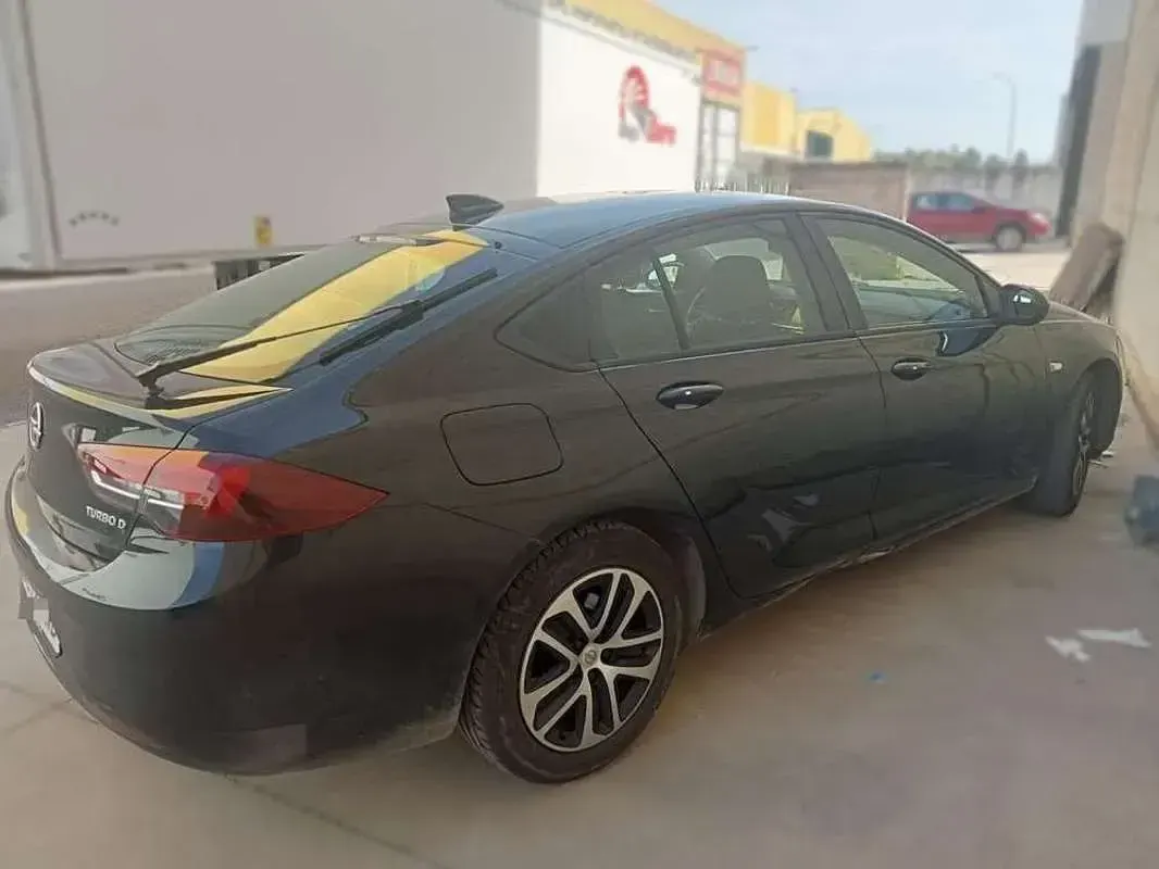 Usado Opel Insignia 136 CV (100 kW) 2018 Negro Berlina