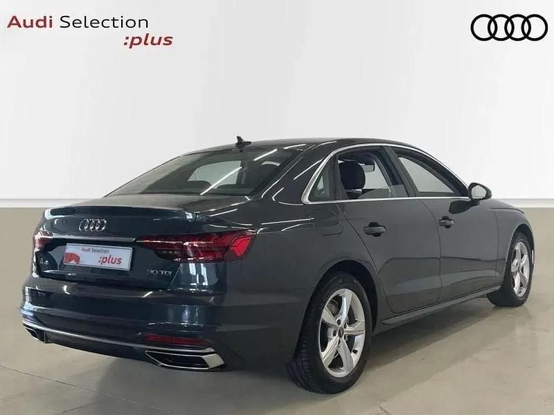 Usado Audi A4 Advanced Plus 136 CV (100 kW) 2022 Gris / plata Berlina