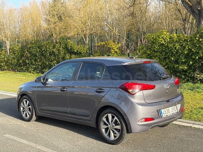 Usado Hyundai i20 100 CV (73 kW) 2017 Gris / plata Berlina