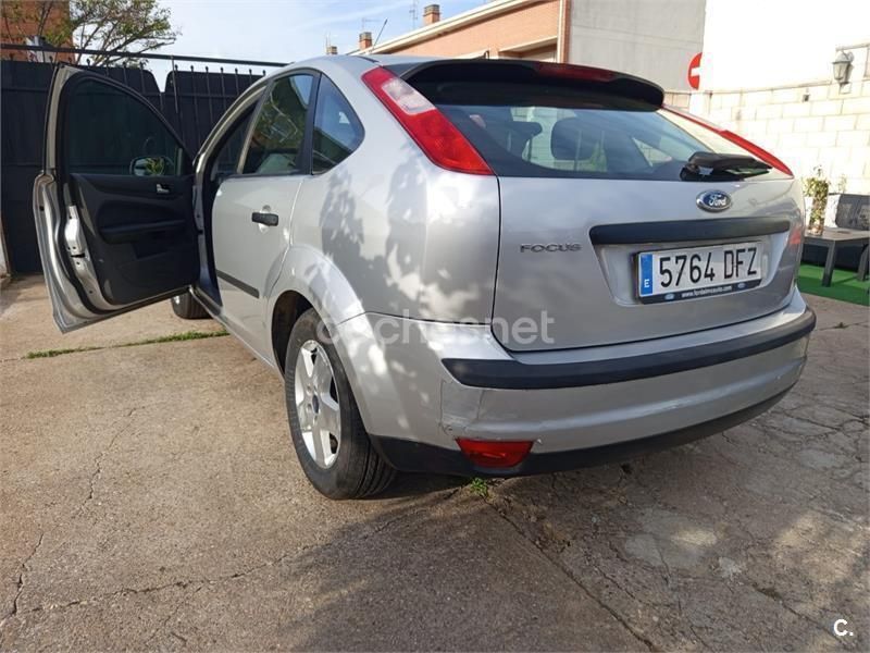 Gris / plata Usado 2005 Ford Focus Trend Berlina | 4000 € (Precio justo) - Imagen 1/4