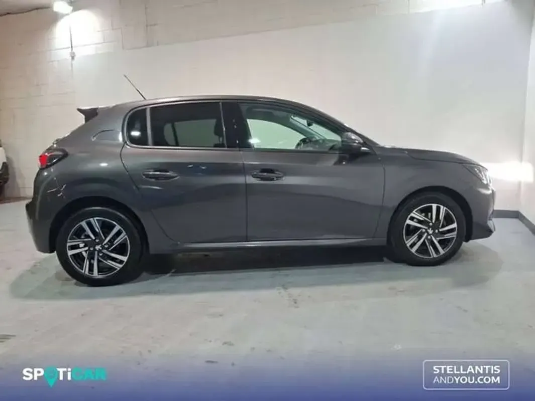 Usado Peugeot 208 Allure 102 CV (75 kW) 2021 Blanco Utilitario