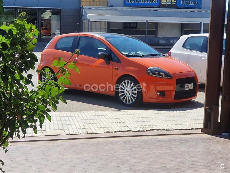 Usado Fiat Grande Punto Sport 130 CV (95 kW) 2006 Naranja Utilitario