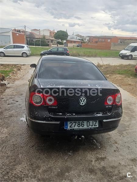 Usado VW Passat Sportline 140 CV (102 kW) 2005 Negro Berlina