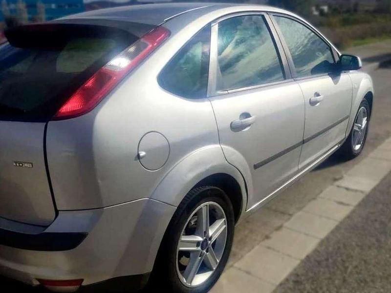 Usado Ford Focus Trend 90 CV (66 kW) 2007 Gris / plata Berlina