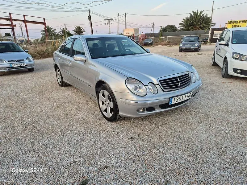 Usado Mercedes E320 Avantgarde 204 CV (150 kW) 2004 Gris / plata Berlina