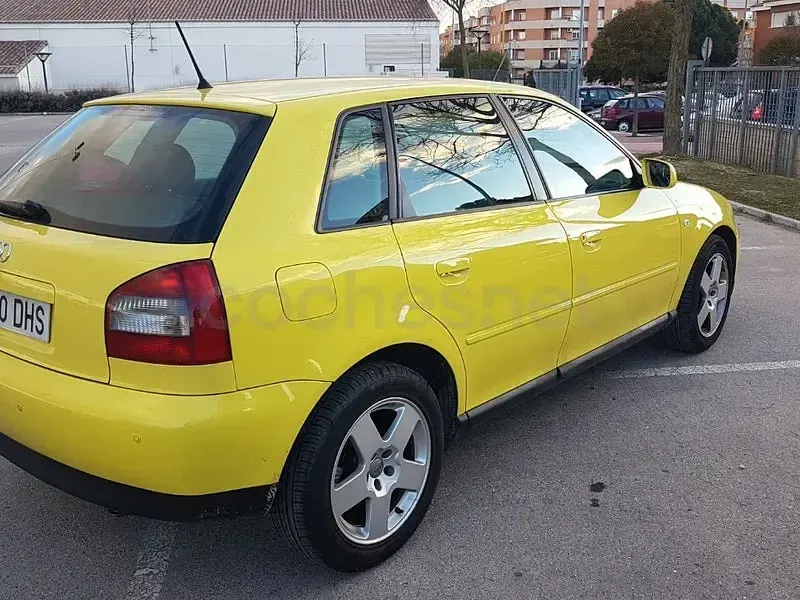Usado Audi A3 Ambiente 100 CV (73 kW) 2003 Amarillo Utilitario