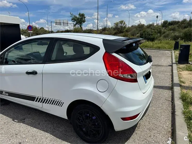 Usado Ford Fiesta Trend 82 CV (60 kW) 2009 Blanco Berlina