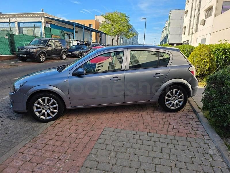 Begagnad Opel Astra Sport 100 HK (73 kW) 2006 Grå Sedan