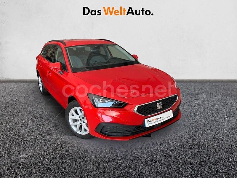 Usado Seat Leon Style 110 CV (80 kW) 2022 Rojo Familiar