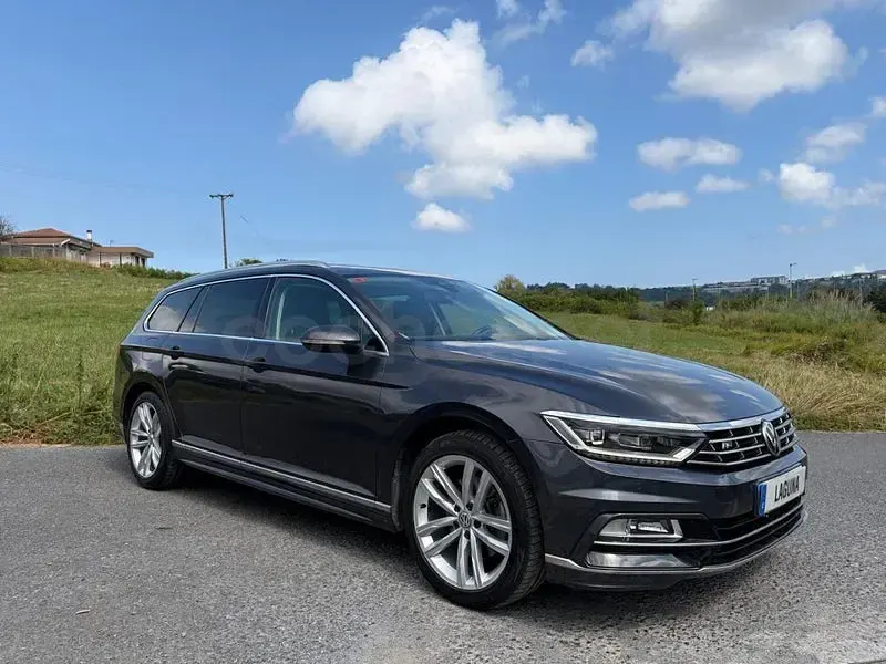 Usado VW Passat Sportline 190 CV (139 kW) 2017 Gris / plata Familiar