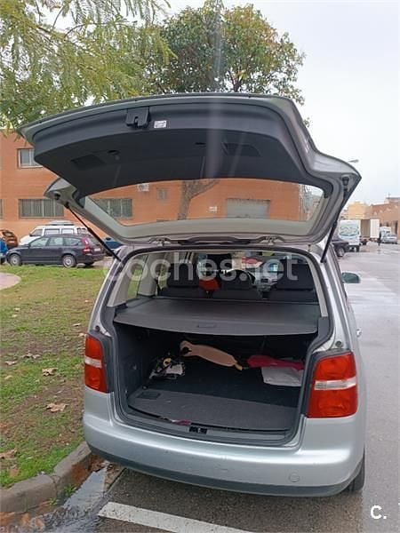 Usado VW Touran Advance 140 CV (102 kW) 2005 Gris / plata Monovolumen
