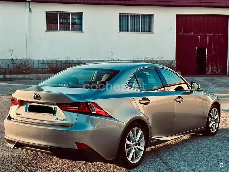 Usado Lexus IS300h Executive Line 223 CV (164 kW) 2016 Gris / plata Berlina