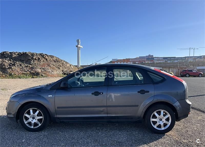 Usado Ford Focus Trend 100 CV (73 kW) 2005 Gris / plata Berlina