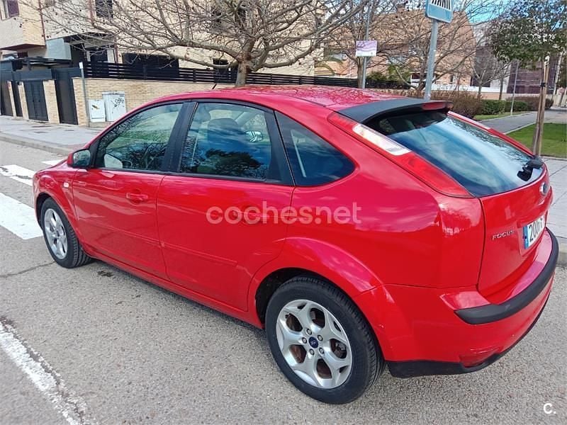 Usado Ford Focus Trend 100 CV (73 kW) 2007 Rojo Berlina