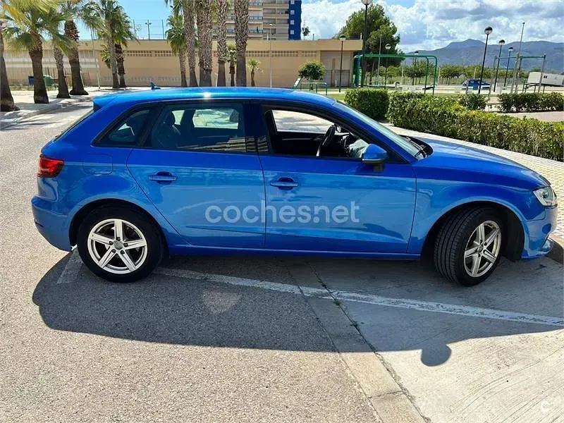 Usado Audi A3 116 CV (85 kW) 2018 Azul Berlina