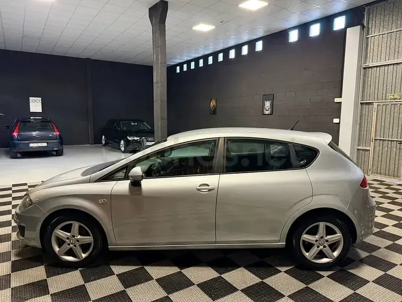Usado Seat Leon Reference 105 CV (77 kW) 2010 Gris / plata Utilitario