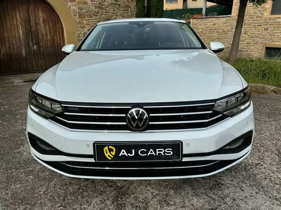 Usado VW Passat Executive 150 CV (110 kW) 2022 Blanco Familiar