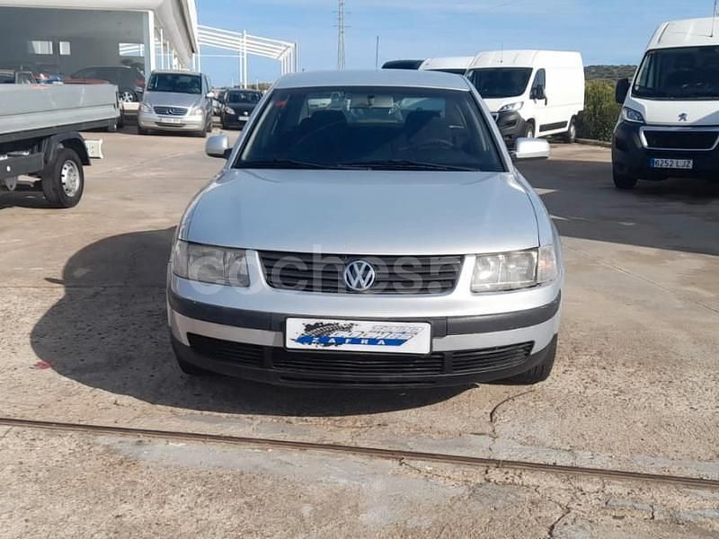 Usado VW Passat Highline 125 CV (91 kW) 1999 Gris / plata Berlina