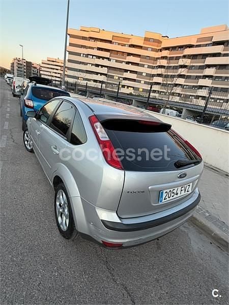 Usado Ford Focus Titanium 115 CV (84 kW) 2008 Gris / plata Berlina