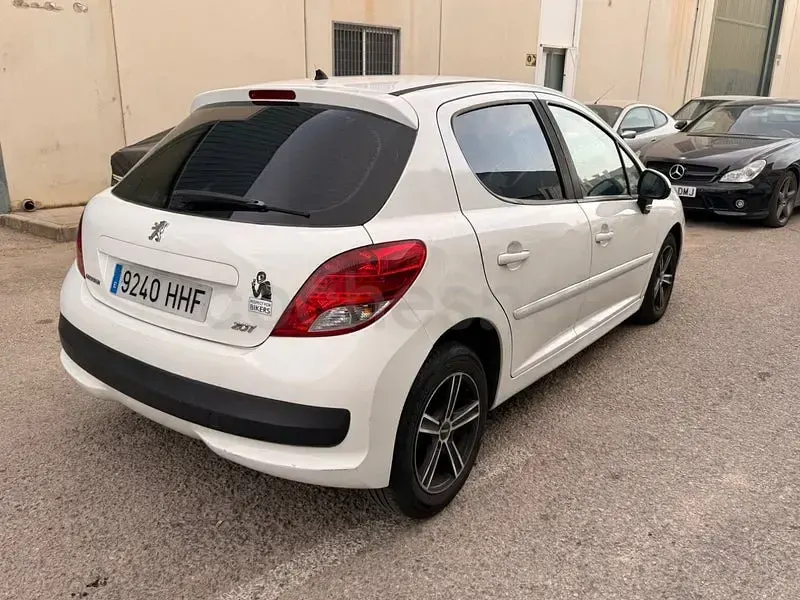 Usado Peugeot 207 Active 70 CV (51 kW) 2012 Blanco Berlina