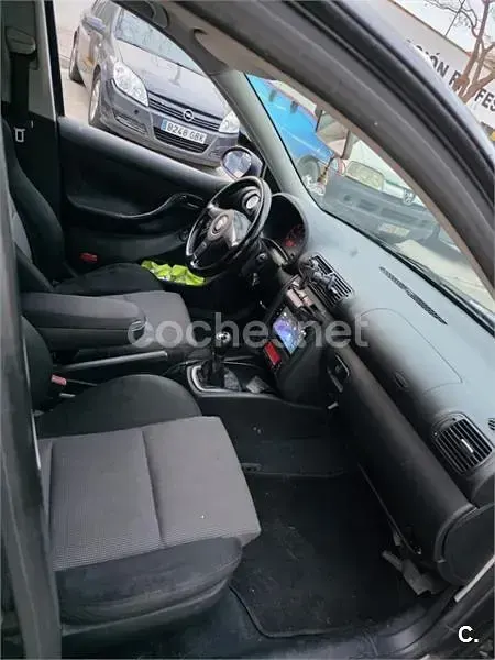 Usado Seat Leon Sport 130 CV (95 kW) 2005 Negro Utilitario