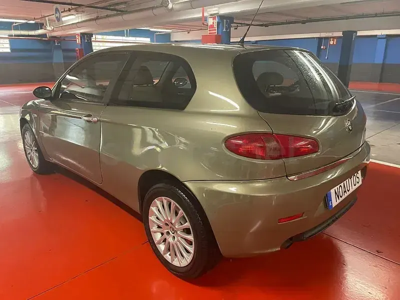Usado Alfa Romeo 147 Distinctive 105 CV (77 kW) 2005 Beige Utilitario