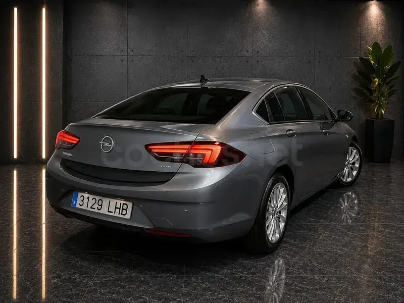 Usado Opel Insignia Innovation 136 CV (100 kW) 2020 Gris / plata Berlina
