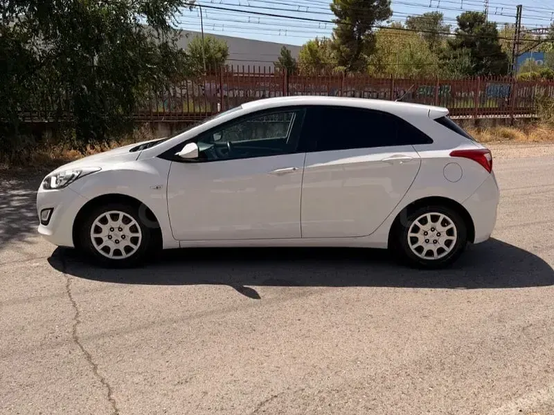 Usado Hyundai i30 100 CV (73 kW) 2015 Blanco Berlina