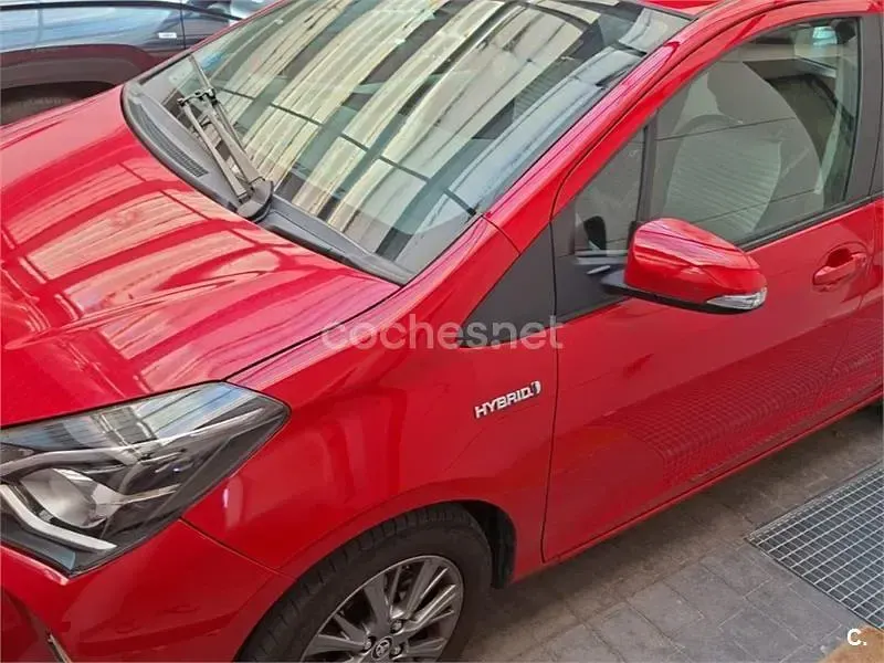 Usado Toyota Yaris Hybrid Active 100 CV (73 kW) 2019 Rojo Berlina