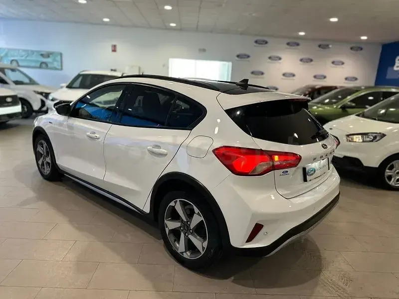 Usado Ford Focus Active 120 CV (88 kW) 2021 Blanco Berlina