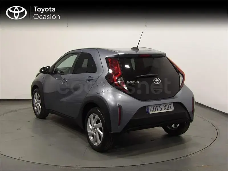 Usado Toyota Aygo X Play 72 CV (52 kW) 2025 Gris / plata SUV