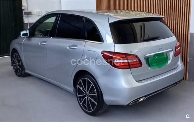 Usado Mercedes B200 136 CV (100 kW) 2018 Gris / plata Monovolumen