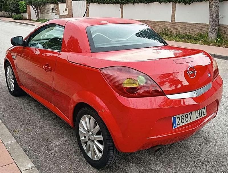 Usado Opel Tigra Sport 90 CV (66 kW) 2005 Rojo Descapotable