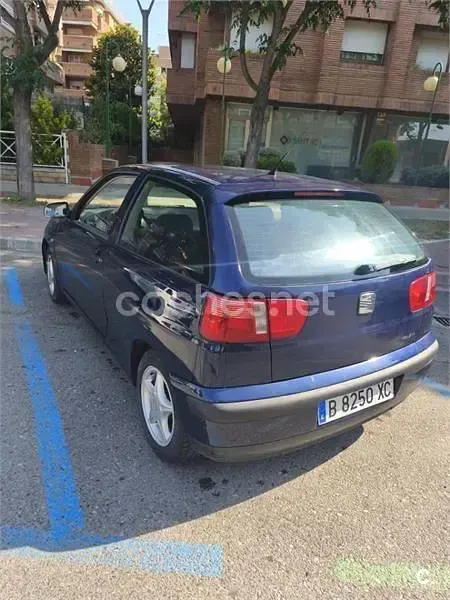 Usado Seat Ibiza Stella 75 CV (55 kW) 2000 Azul Utilitario