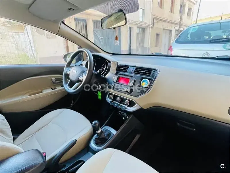 Usado Kia Rio 85 CV (62 kW) 2013 Negro Berlina