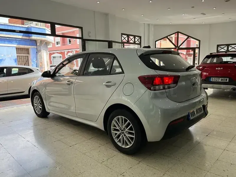 Usado Kia Rio 100 CV (73 kW) 2020 Gris / plata Berlina