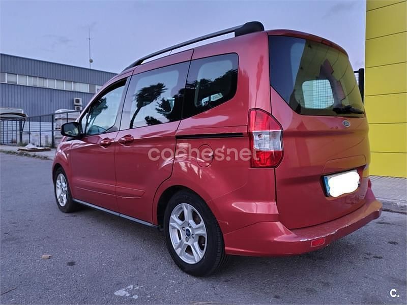 Usado Ford Tourneo Courier Trend 100 CV (73 kW) 2014 Rojo Monovolumen